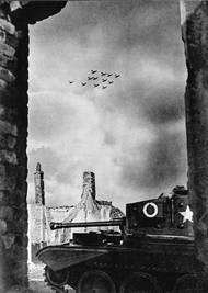 Tank československých jednotek pod leteckou podporou během bojů, 1945. Ladislav Sitenský zachytil boje na zemi i na nebi.