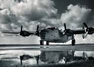 Bombardér Liberator 311. čs. bombardovací perutě s odrazem v louži, Beaulieu, Hampshire, 1943.