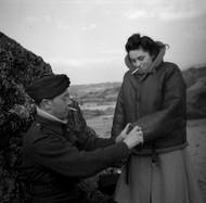 Záběr z natáčení filmu Operations Calling s československými piloty při odpočinku, 1942.