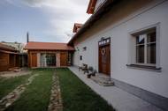 Stará nemovitost měla propadlou střechu a temnou minulost. Dnes je domeček o velikosti 120 metrů čtverečních oázou klidu.