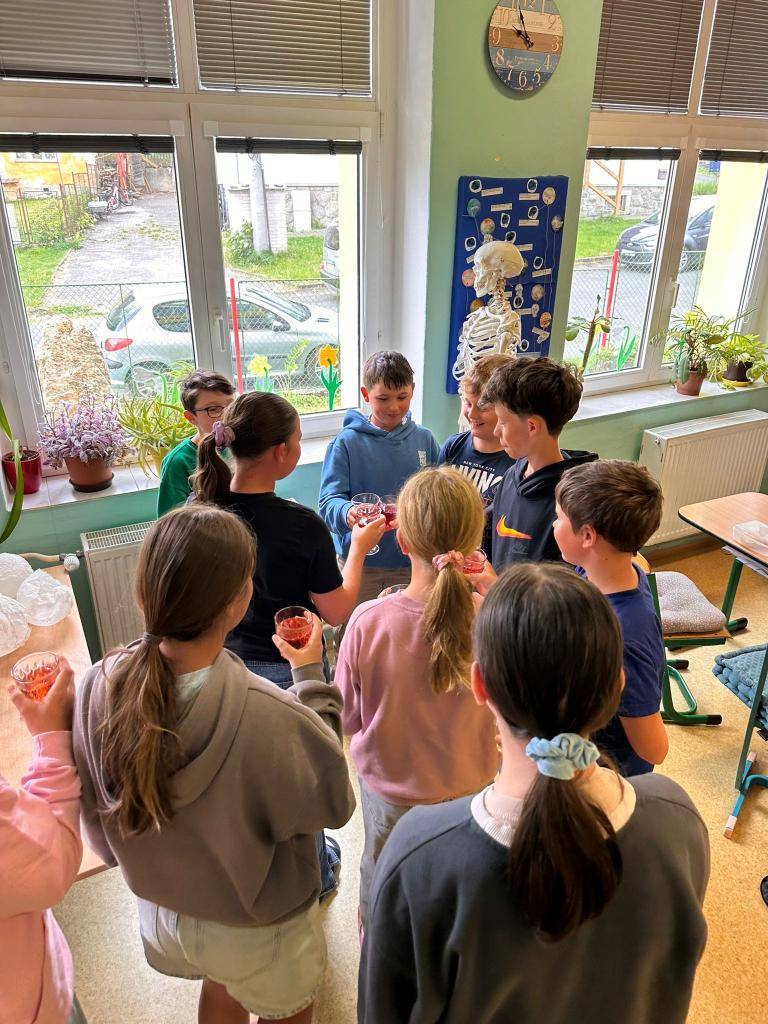 Jsme velice rádi, že naši dva žáci 5. ročníku úspěšně zvládli přijímací řízení na gymnázium v Domažlicích. Děkujeme za budování dobrého jména školy a žákům velice gratulujeme!