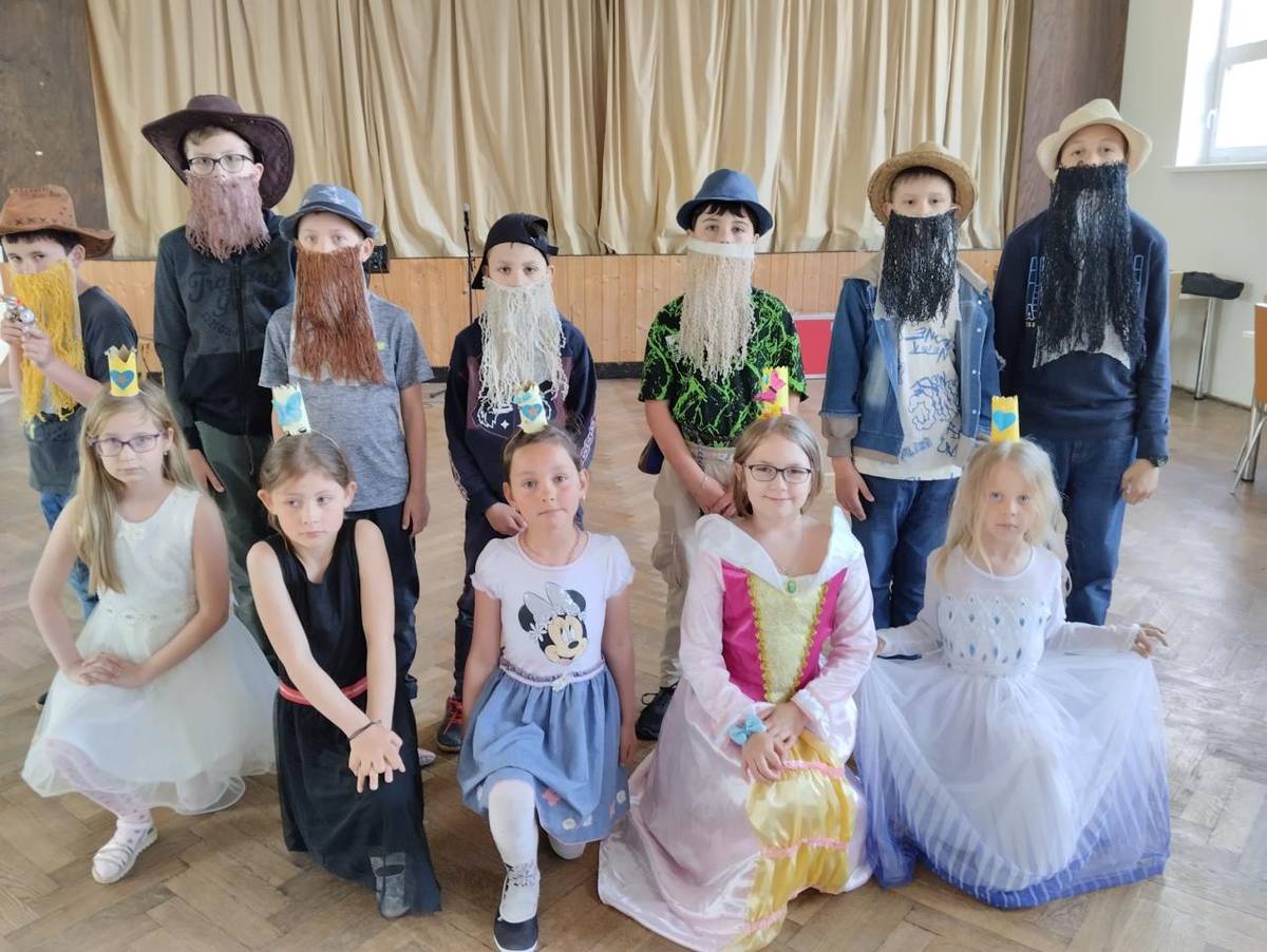 V pátek 23. května odehráli žáci naší školy představení pro seniory v KD Dub pod vedením paní učitelky Machové.