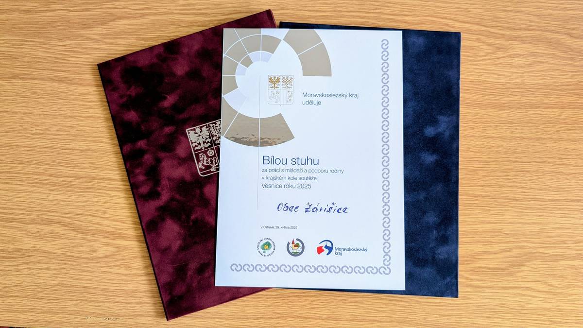 Máme pro vás horké zprávy z krajského kola Vesnice roku 2025: Závišice sbírají stuhy, cihly i diplomy! 🏆🎺🥳 🏳 BÍLÁ STUHA pro Závišice! Získali jsme ji za práci s mládeží a podporu rodiny. Což není náhoda – u nás totiž děti zpívají, sportují, kreslí, běhají, soutěží, hrají divadlo… a někdy i pomůžou doma! 😄 🧱 ZLATÁ CIHLA Programu obnovy venkova za příkladné stavby patří našemu kouzelnému místu „Zhoupni se s výhledem“ – tam, kde se houpete, koukáte na Beskydy a říkáte si: „Jo… tady to žije.“ 🌄💛 📃 A to stále není vše! Odnášíme si i diplom za rozvíjení lidových tradic. Protože u nás se zpívá, hraje, masopustí, chodí v kroji a Dožínky nejsou jen akce – ale srdeční záležitost. 🎶🌾 Zlatou stuhu si letos odnáší obec Hnojník, a my jim posíláme velkou gratulaci! 🥇👏 Zasloužené vítězství a krásná reprezentace Moravskoslezského kraje! 💬 Milí Závišané, co k tomu dodat… jste skvělí! Díky vám jsme mohli ukázat, že Závišice nejsou jen krásné místo, ale hlavně obec, která dýchá společně. 💚 Tohle není jen úspěch v soutěži – tohle je naše společné vítězství. A kdo ví… třeba za rok tu bude další stuha. Děkujeme, že jste v tom s námi! Vaše ZÁVIŠICE 💙 🥮 A jen tak mezi námi: Kdyby se hodnotily i větrníky od Zákušic máme jasno – byla by to zlatá, stříbrná i bronzová najednou! 😍 #vesniceroku #zavisice #bilastuha #zlatacihla #zhoupnisesvyhledem #tradicezije #obeczije