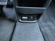 A také 230V interiérová zásuvka. Inster disponuje i technikou V2L, svému okolí může nabídnout elektrickou energii až do výkonu 3,6 kW.