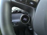 Tlačítko pod volantem slouží k přepínání jízdních režimů.