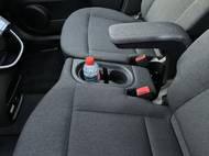 Sedadlo řidiče je protáhlé do strany a má integrovaný držák nápojů.