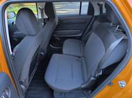 Zadní lavice je rozdělená na dvě části, které lze samostatně posouvat v podélném směru. Platí to ale jen pro čtyřmístnou verzi. Kdo chce mít sedadel pět, o možnost je posouvat dle potřeby přijde.