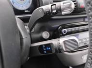 Motor se spouští tlačítkem, volič směru je vpravo pod volantem.