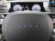 Stav dobití baterie vidí řidič i na volantu. Každá rozsvícená tečka reprezentuje čtvrtinu její kapacity.