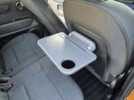 Stoleček je odnímatelný, k opěradlu se přichytává zvláštním magnetickým mechanismem.