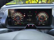 Podle zvoleného jízdního režimu se mění i grafika přístrojového štítu.