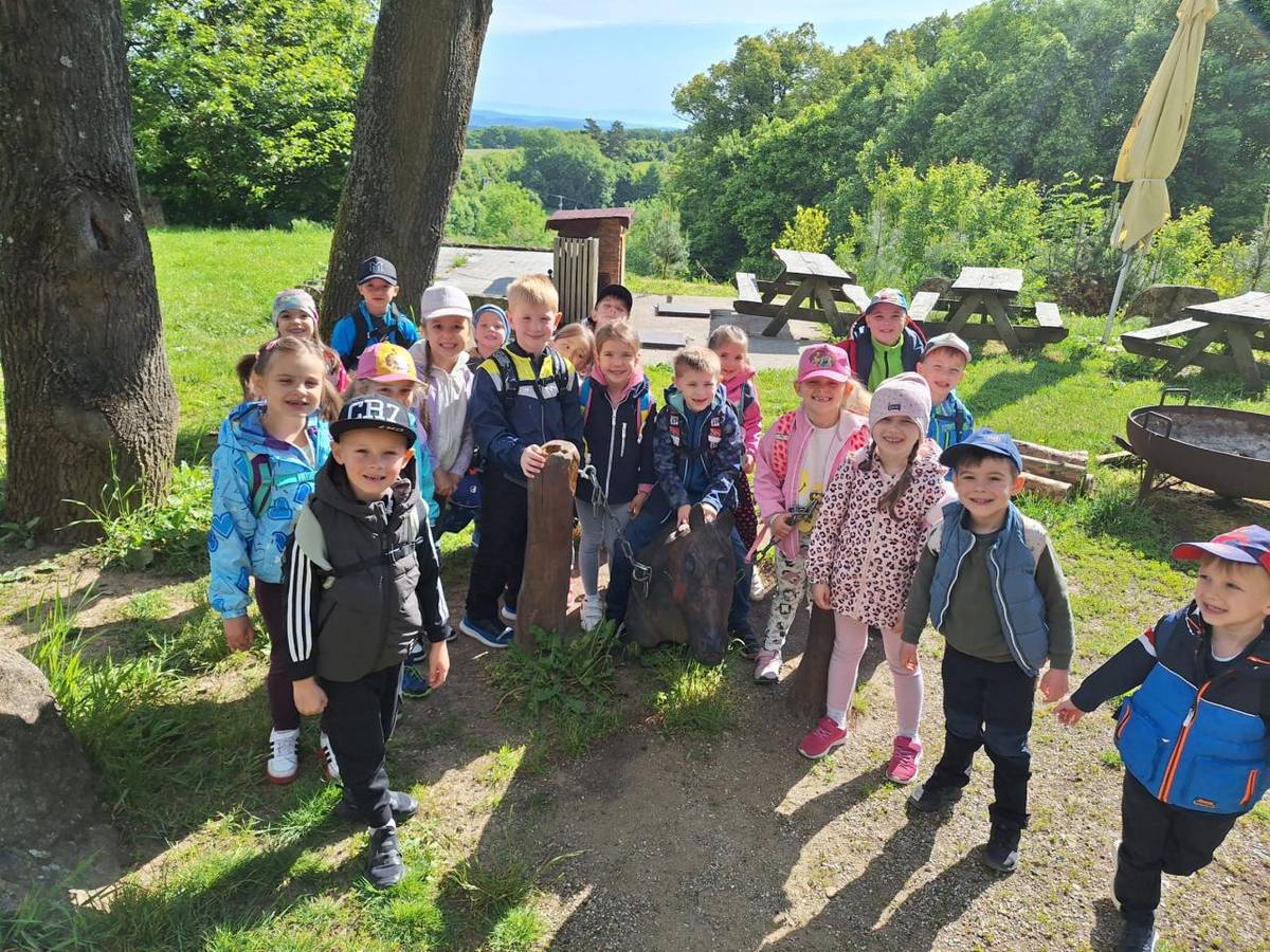 Berušky se vydaly poznávat náš kraj - hrad Buchlov a krásy Buchlovských hor. Náš turistický cíl byly krásné Buchlovice. Dozvěděli jsme se něco málo o historií hradu Buchlov - třeba to jak se říká lípě, kterou na hradě zasadily kořeny vzhůru.