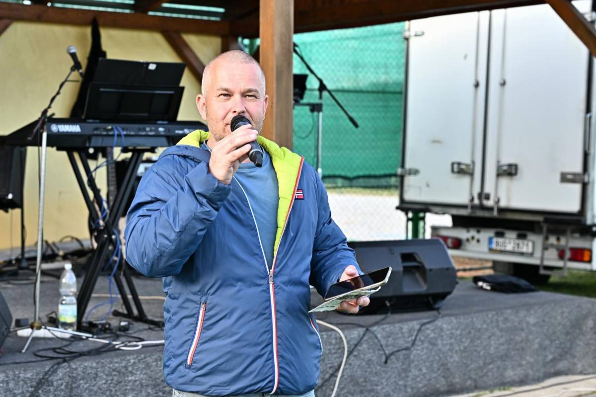 Moderátor Jirka Formánek. Hostem Ivana Jirešová, která odemkla bazén a závěrem i zazpívala. Celým večerem hrála kapela "Maruška je pryč". A nechyběla tradiční soutěž o vstupenky zdarma do bazénu.
