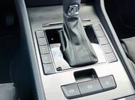 Po kapotou má dvoulitrový benzinový motor s automatem, poháněna jsou všechna kola.