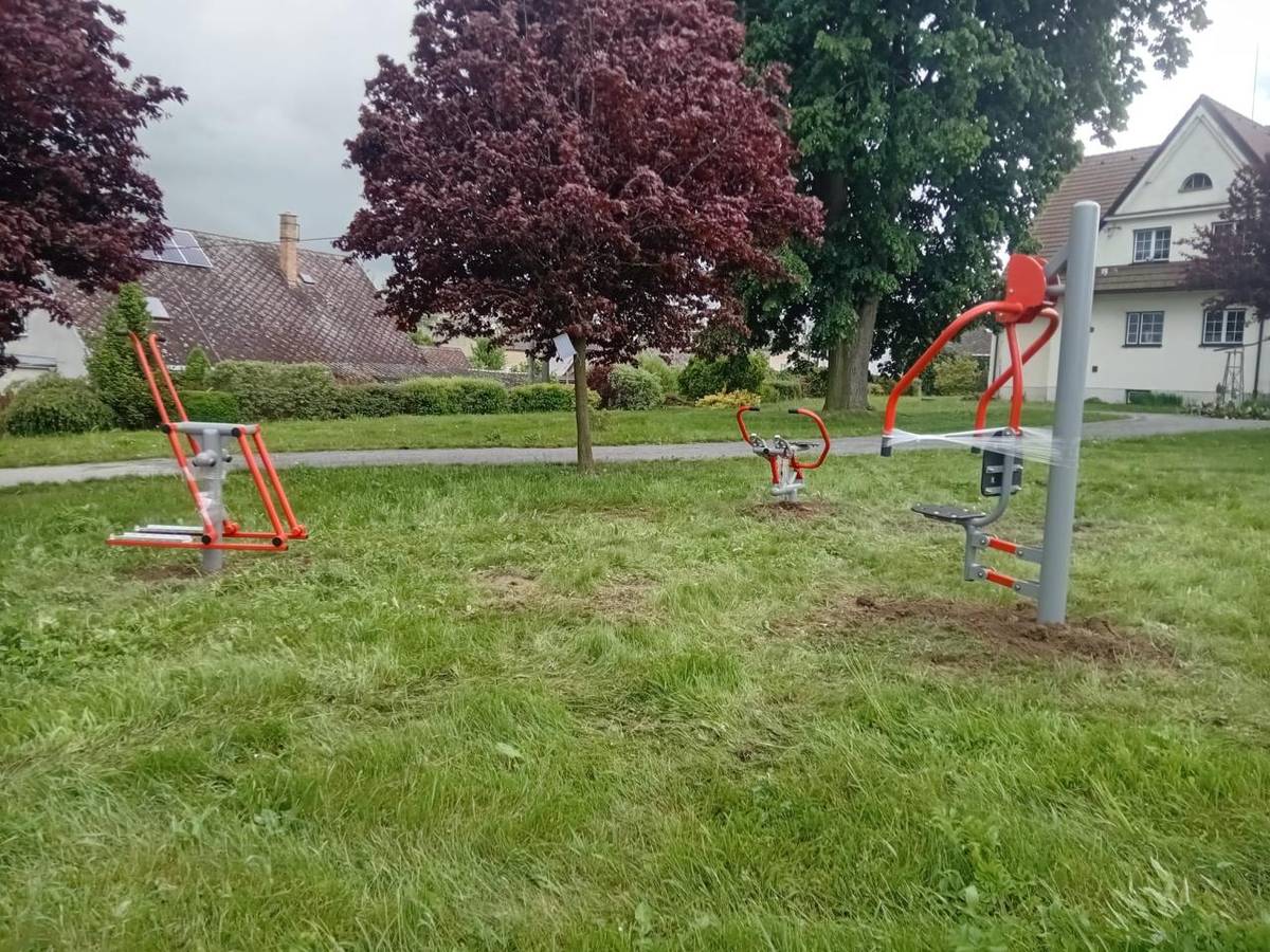 Nainstalovali jsme nové cvičící prvky před místní školku