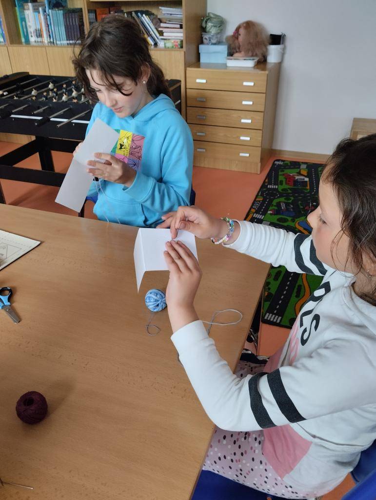 Květnové tvoření ve školní družině.