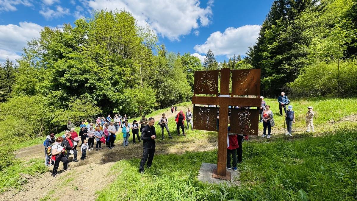 V poradí tretím naplánovaným putovaním veriacich vo Vysokej nad Kysucou v jubilejnom roku 2025 v rámci výzvy Pútnici nádeje, bola v nedeľu 25. mája 2025 modlitba sv. ruženca po Ružencovej ceste vo Vysokej nad Kysucou. Čítať ďalej…