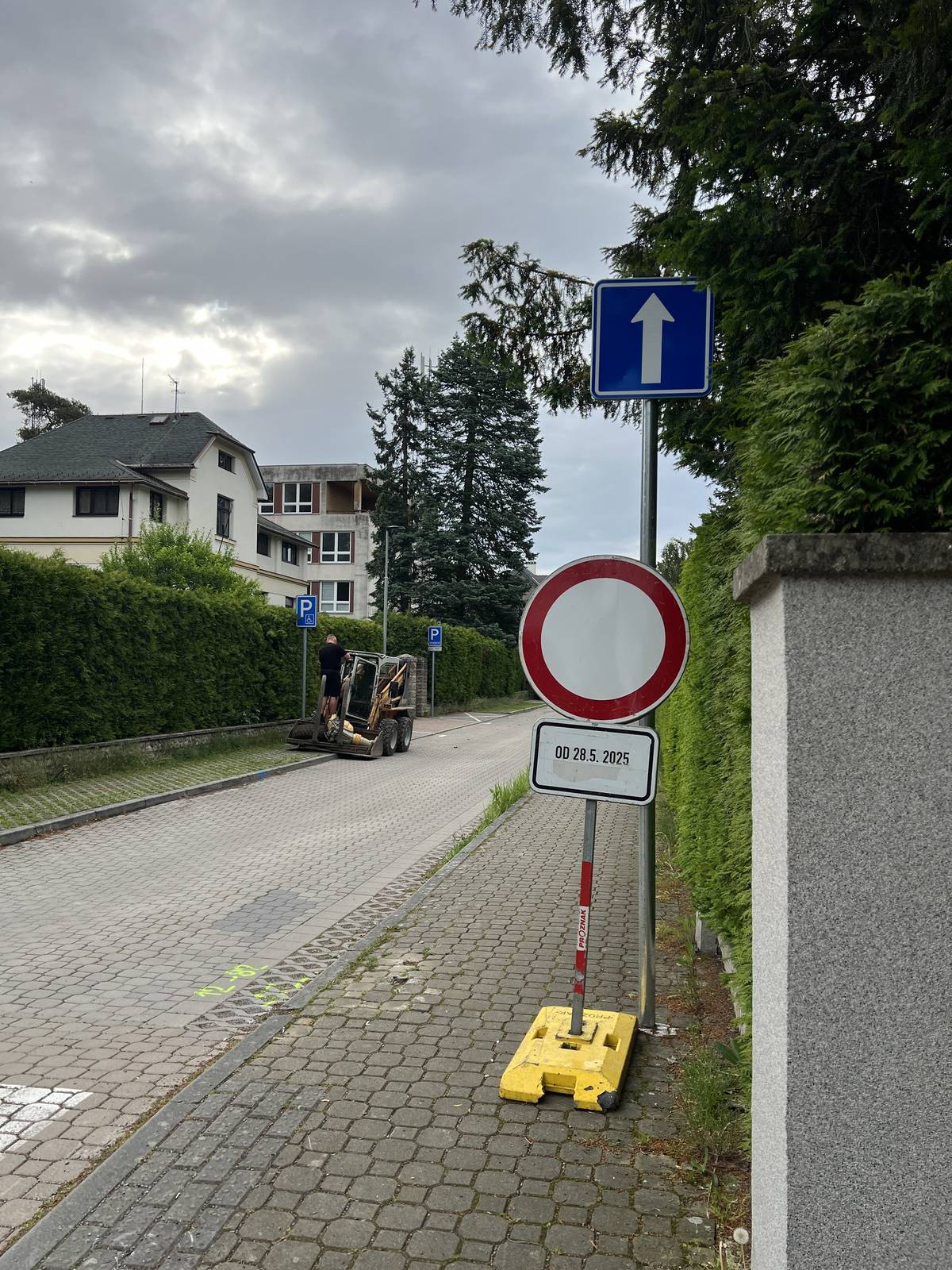 Rekonstrukce klánovické dešťové kanalizace si vyžádá první dopravní uzávěru. Na několik týdnů bude neprůjezdná část Axmanovy ulice mezi Slavětínskou a Aranžérskou pro veškerou dopravu, možný bude pouze pěší průchod. Počínaje dneškem patí zákaz daný dopravními značkami, od zítřka - 29. května - začnou stavební práce. Vstup do zdravotnického zařízení pro pacienty bude i nadále brankou ze Slavětínské ulice. Dodavatel stavby, Metrostav DIZ, se bude snažit práce dokončit co nejdříve, skutečnou dobu trvání však lze přesněji odhadnout teprve poté, co se poprvé kopne do země. Prosíme všechny o trpělivost a pochopení.