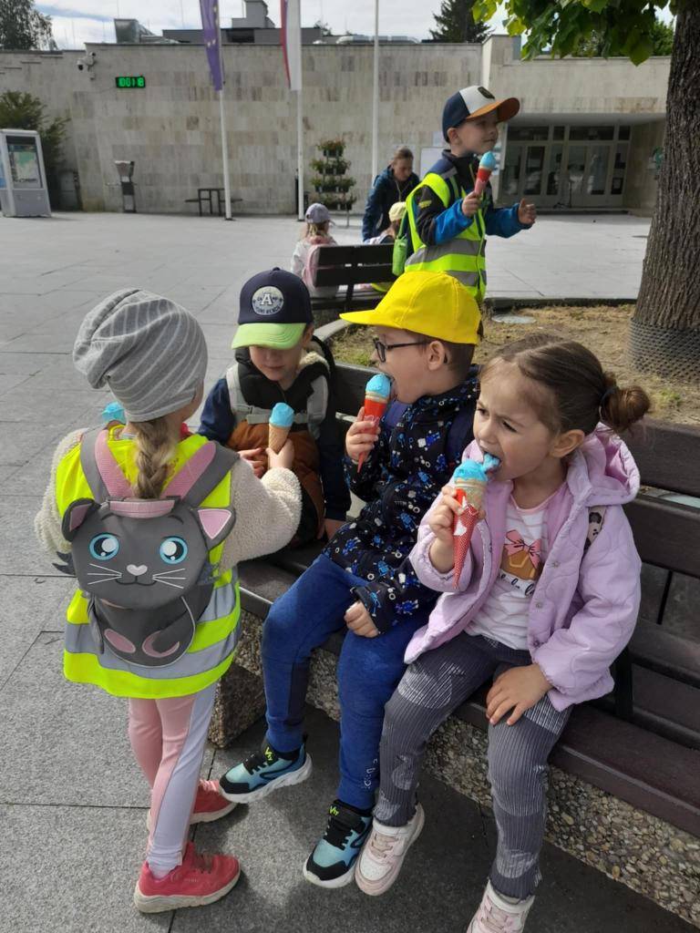 Deti z materskej školy z triedy Veselé hríbiky sa vybrali na výlet, spoznávať krásy kúpeľného mesta.