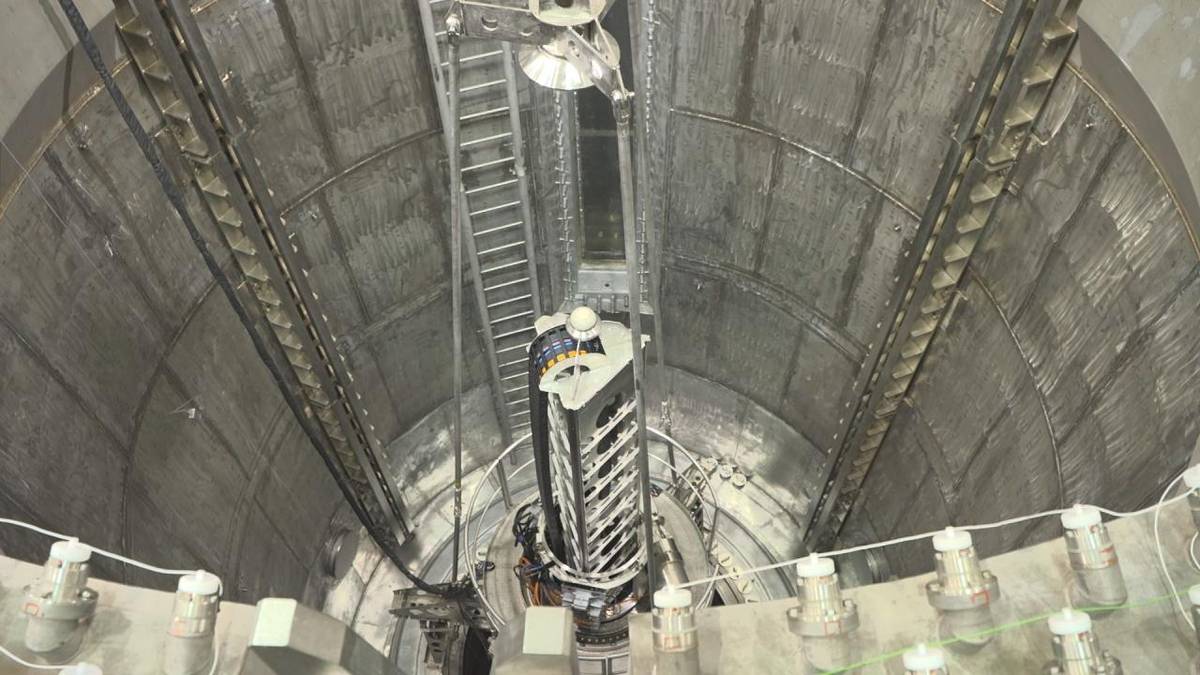 mimořádně rozsáhlé kontroly stavu tlakové nádoby reaktoru třetího bloku mají za sebou energetici v Dukovanech. Nedestruktivními metodami (bez zásahů do konstrukce) ověřili, že je třetí blok připraven na další plánovaný provoz. Takto rozsáhlé kontroly dělají na každém z bloků jednou za osm let.