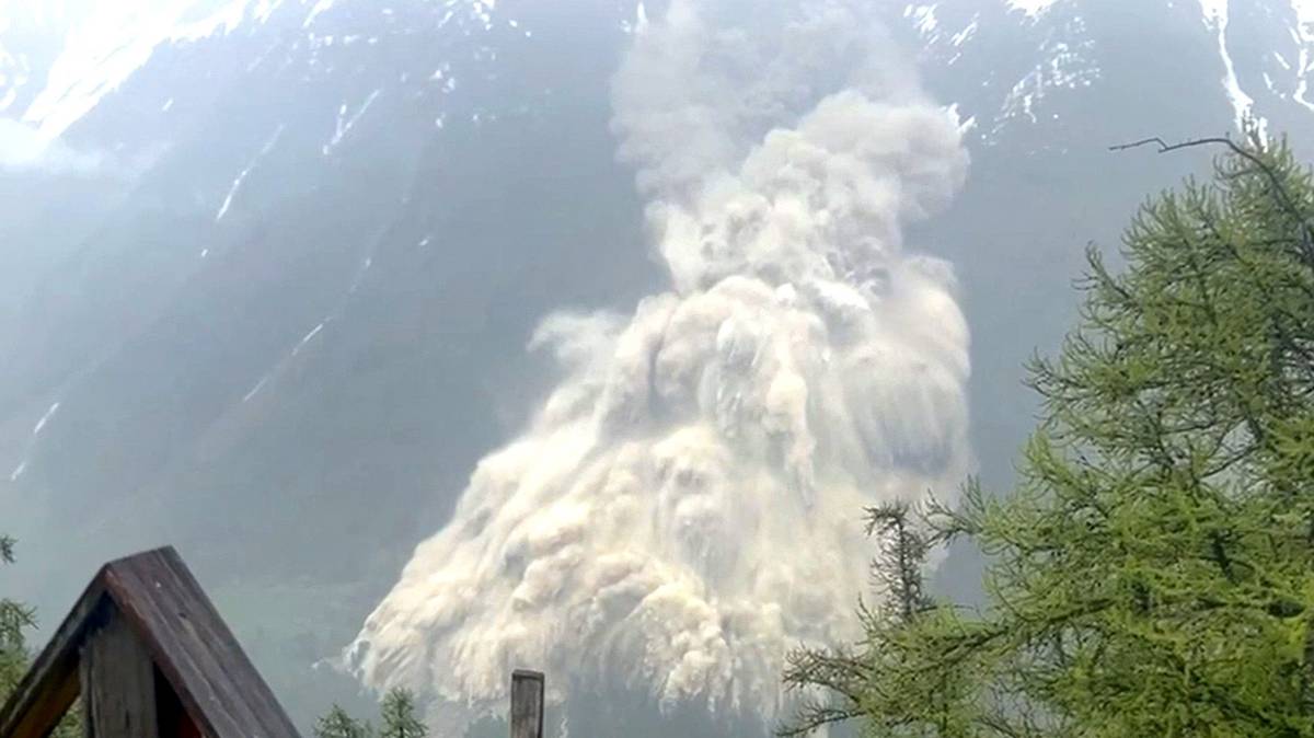 Ve středu odpoledne se v Alpách utrhla obrovská masa ledovce, která spustila lavinu ledu, bahna a kamenů a pohřbila většinu švýcarské horské vesnice Blatten.