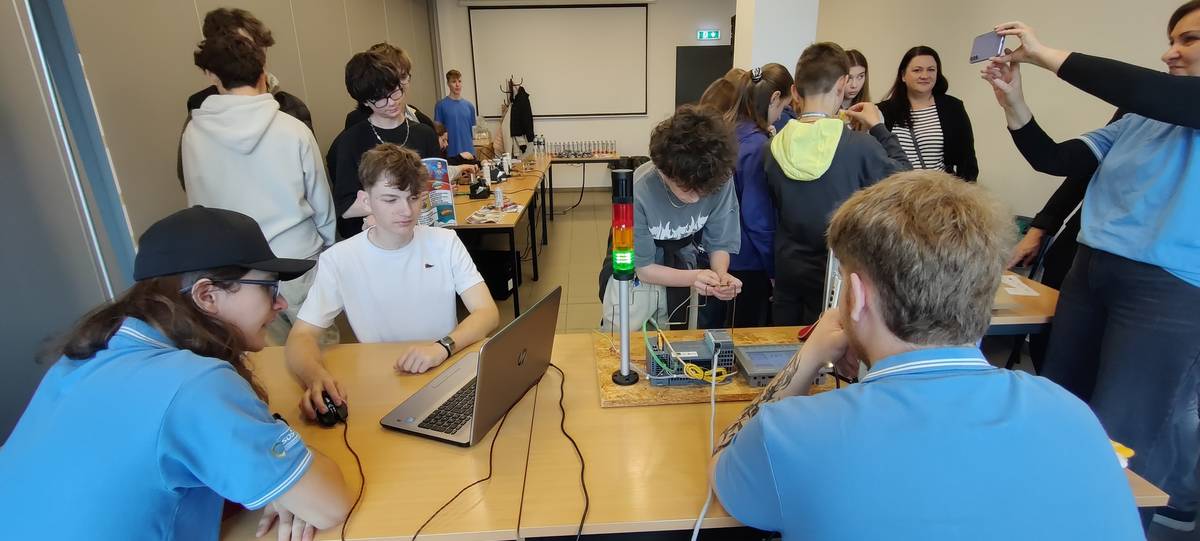 Dnes sa konal premiérový interaktívny workshop „Moja firma v mojom meste", na podporu duálneho vzdelávania, ktorý nadväzuje na myšlienku Dní profesií organizovaných ZŠ Ul. Mieru v Bytči. Podujatie je výsledkom spolupráce medzi ZŠ Ul. Mieru Bytča, Strednou odbornou školou strojníckou v Kysuckom Novom Meste a spoločnosťou Scheidt & Bachmann. Celodenný program bol určený pre žiakov ZŠ, ktorí majú možnosť oboznámiť sa s fungovaním výrobných, logistických a kvalitatívnych procesov priamo v praxi. Zároveň sú im prezentované študentské práce žiakov kysuckej strednej školy. Táto stredná škola je zároveň kandidátom Žilinského samosprávneho kraja na titul Centrum excelentnosti v odbornom vzdelávaní a príprave. 👌Veríme, že aj vďaka takýmto aktivitám sa našim žiakom otvárajú nové možnosti pri rozhodovaní o budúcom štúdiu a povolaní.