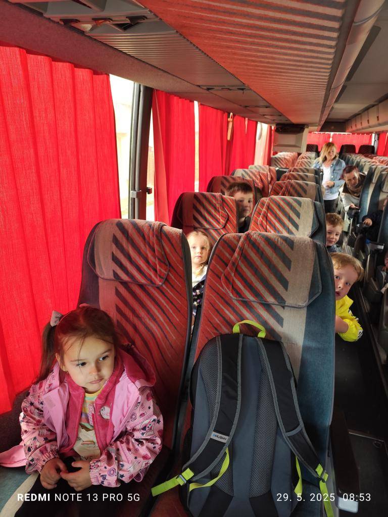 Vo štvrtok 29.5. sme s deťmi navštívili bábkové divadlo v Košiciach a pozreli si rozprávku Koza odrata a jež. Deťom sa predstavenie veľmi páčilo. Aj napriek počasiu,stihli sme aj kratučkú prechádzku a príjemne unavení,no so skvelým zážitkom z výletu sme sa vrátili domov.