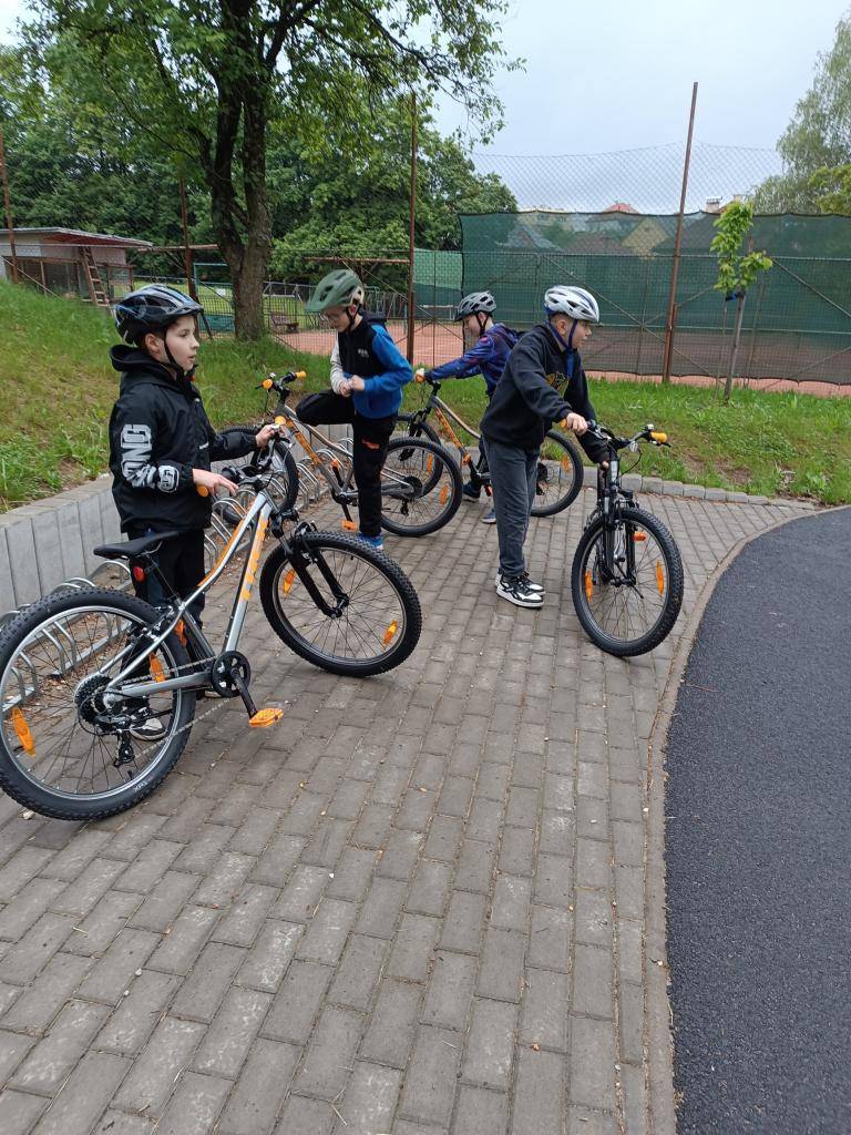 Žáci 4. ročníku skládali závěrečný test z dopravních znalostí a třeťáci jim při tom sekundovali