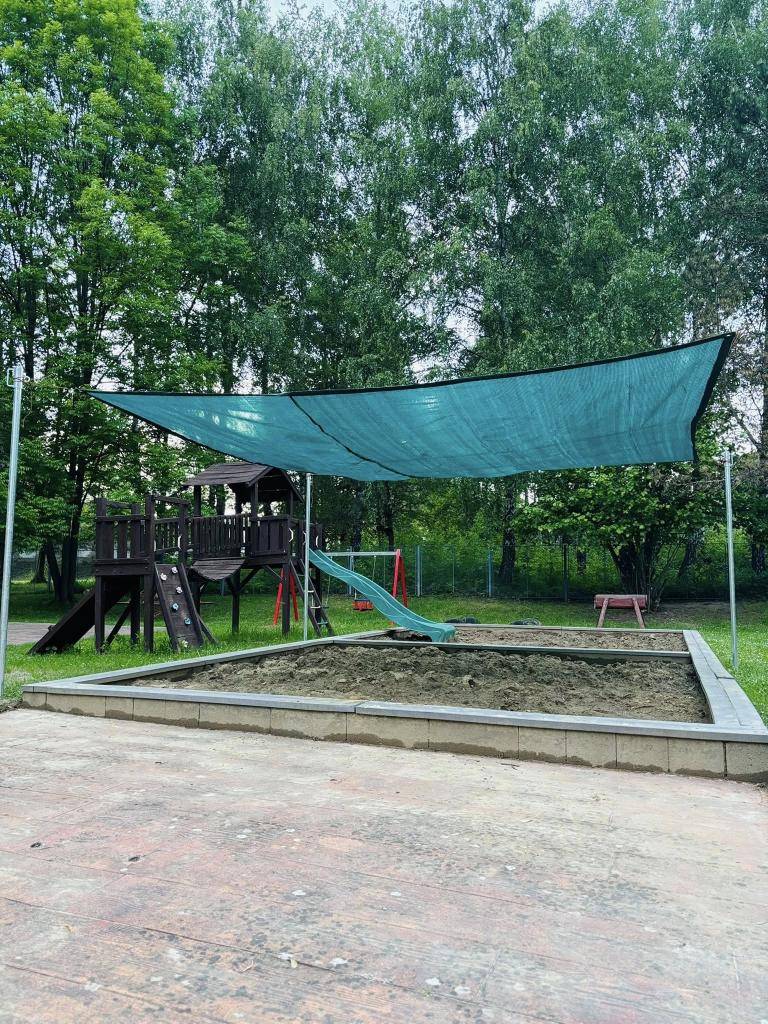 Nový hrací a funkčný prvok na školskom dvore je už namontovaný a pripravený k užívaniu. Detičky sa majú načo tešiť.