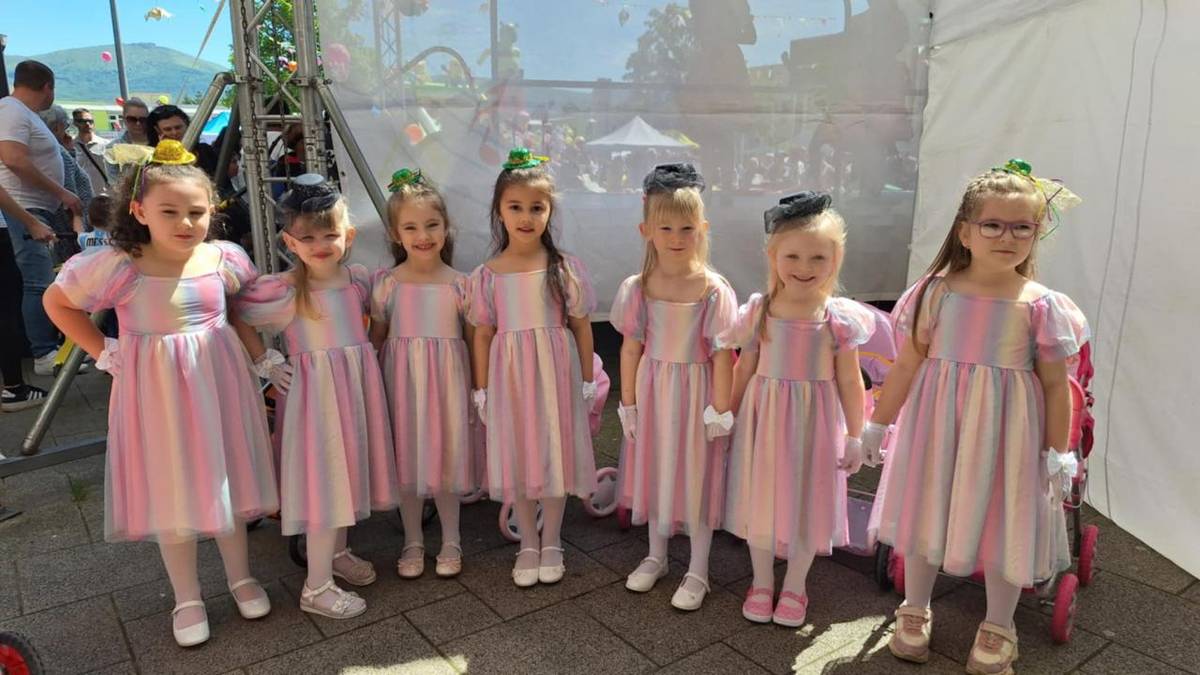 Dievčatá z triedy Včielka sa predstavili na námestí tancom s kočiarmi ako štýlové mamičky.