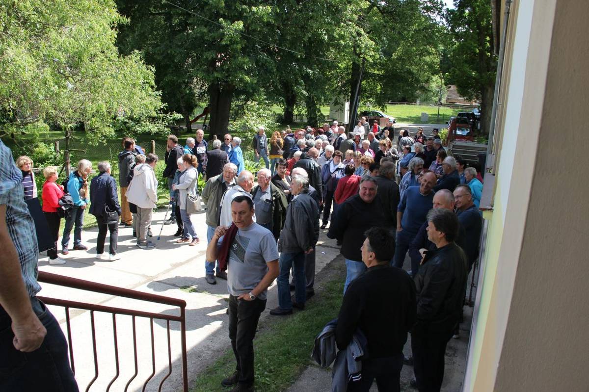Ve složce fotogalerie naleznete foto ze srazu bývalé ZŠ Libějovice. Očíslované fotky je možné objednávat v kanceláři Obecního úřadu Libějovice (telefonicky, emailem). Při objednávce je nutné uvést číslo fotky, počet a kontakt.  Rozměr fotky je 15 x 18 cm  Lesklý papír  Cena 15,- Kč/ks