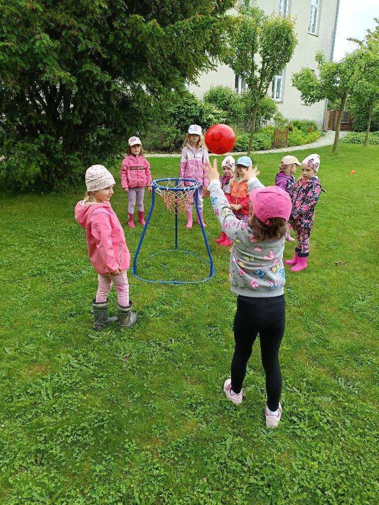 V pondělí 2. 6. 2025 jsme oslavili na školní zahradě Den dětí soutěžemi -  děti jezdily na odrážedlech mezi kuželkami, skákaly panáka, kreslily kytičky na chodník... a nakonec dostaly za odměnu sušenku, nanuka a medaily.