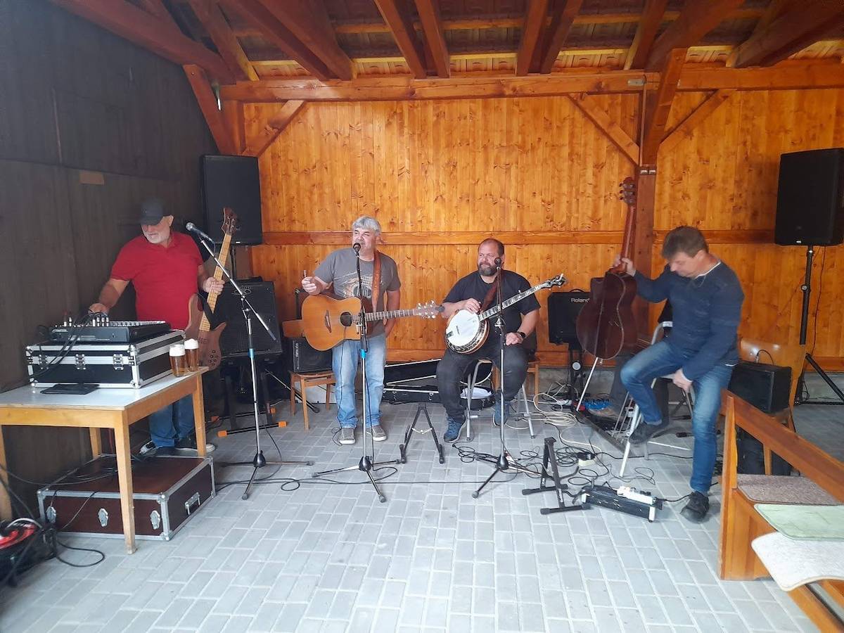 Zveme všechny příznivce country hudby pod pergolu u obecního úřadu ve Volevčicích v pátek 6.6.2025 od 18:00 hod. K poslechu a možná i k tanci zahraje skupina Tuláci z Moravských Budějovic. Občerstvení zajištěno. Vstupné dobrovolné.