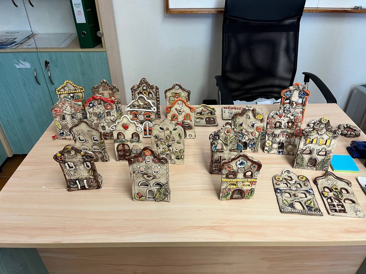 V naší obci opět proběhlo oblíbené keramické tvoření, které se neslo v příjemné a tvořivé atmosféře. Tentokrát si účastníci vyráběli originální domečky na svíčky – každý kousek byl jedinečný a nesl osobitý rukopis svého tvůrce. Děkujeme všem, kteří se zapojili, a těší nás, že i tentokrát byla akce velmi vydařená. Vznikla krásná díla, která určitě potěší nejen své autory, ale i ozdobí domácnosti v dlouhých večerech. Hotové výrobky si mohou občané vyzvednout již dnes v kanceláři obecního úřadu. Dále pak během úředních hodin, případně po předchozí domluvě.   Těšíme se na další společné tvoření!