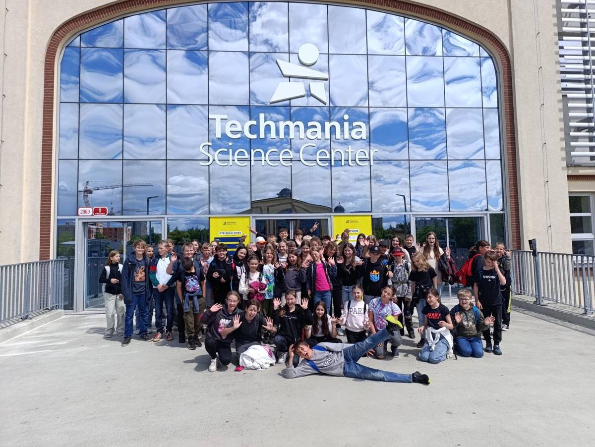 Ve čtvrtek 29. května se žáci pátého, šestého a sedmého ročníku zúčastnili fyzikálně-technické exkurze v Techmania Science Center v Plzni. V šestnácti expozicích si vyzkoušeli, že i fyzika může být dobrodružství plné interaktivity.