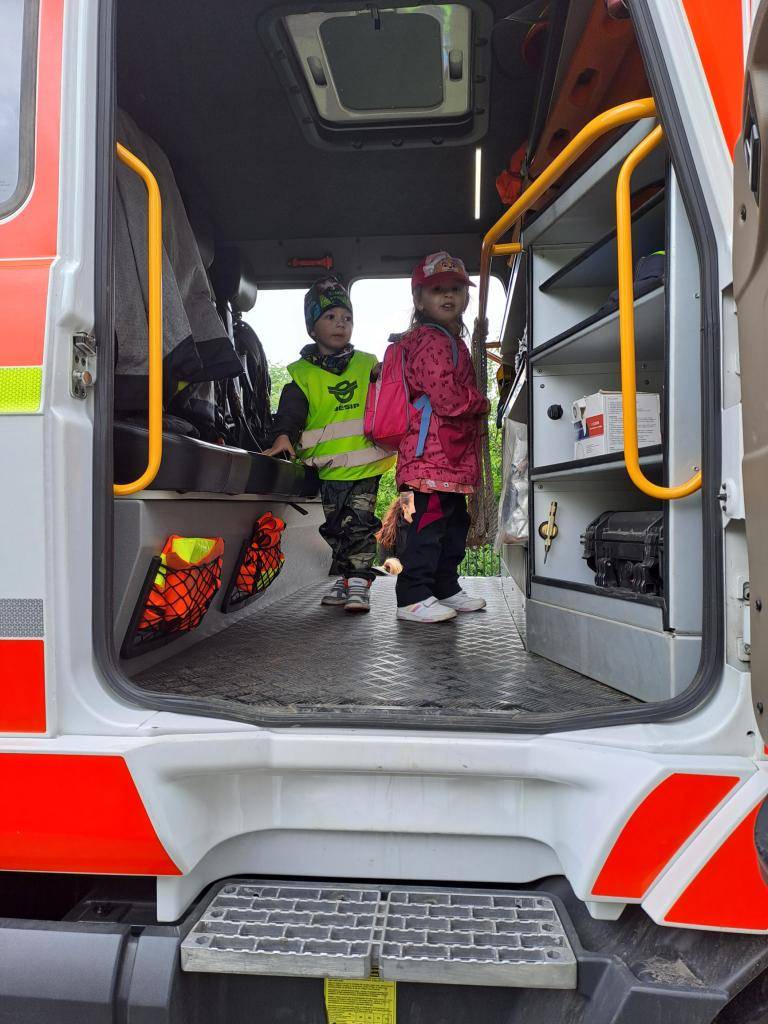 Když spadneme na chodník,  pomůže nám zdravotník.  Když uvidíš oheň,  hasiče hned volej.  Na ulici havárii,  ohlásíme policii.
