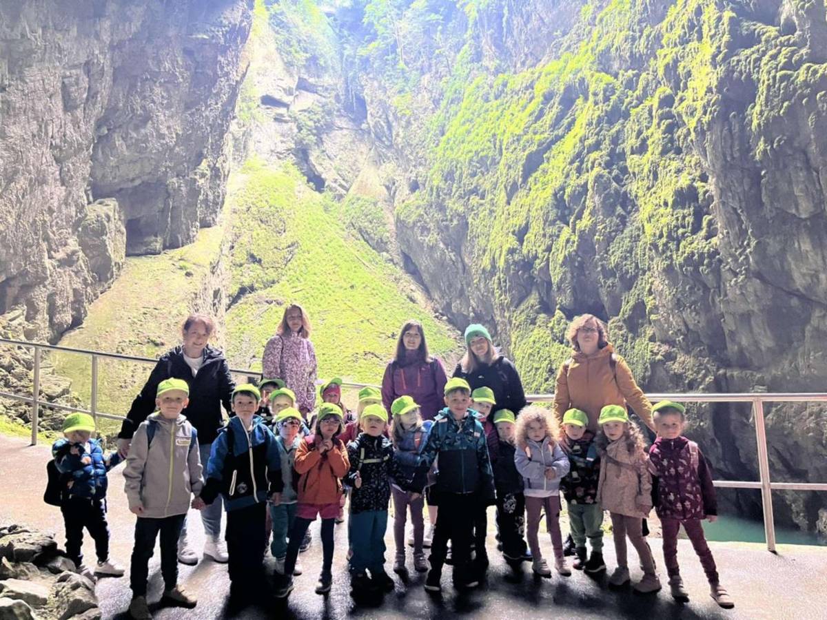 Ve čtvrtek jsme se vydali autobusem do naší nejznámější propasti v Moravském krasu - Macochy. Vláček nás vyvezl k vchodu do jeskyně, lodička k lanovce, tam jsme poobědvali, podívali jsme se na propast z vrchu a lanovkou a vláčkem jsme dorazili zpět k autobusu a hurááá domů.
