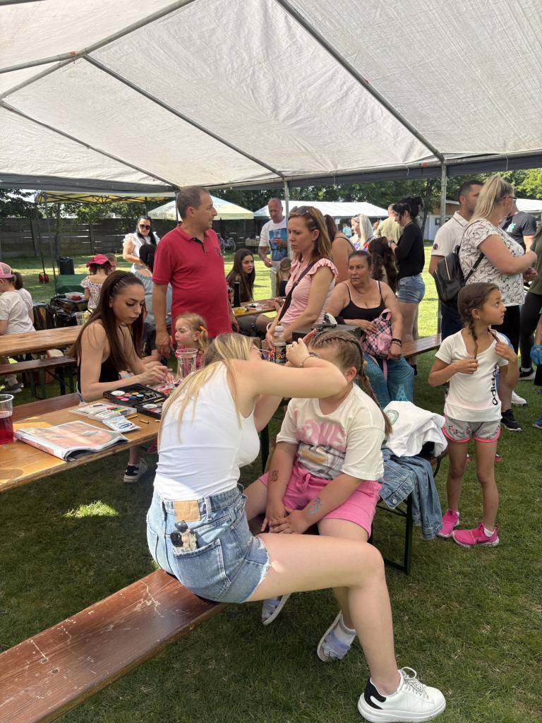 zo dňa 31.5.2025 : nafukovacie hrady, maľovanie na tvár, cukríky z neba, zapletanie vlasov, detské hry, drevené hry, penová party, šašo, Cica Linda.