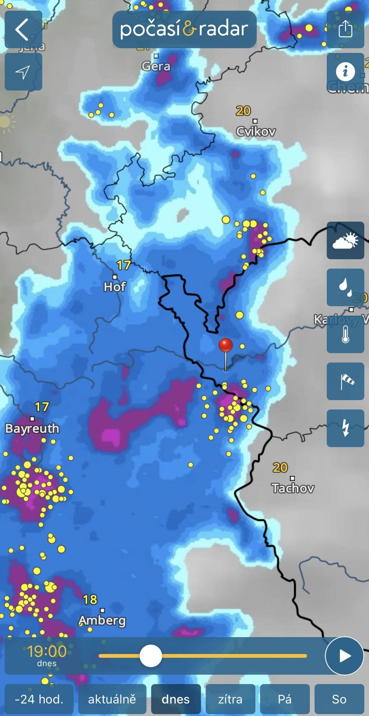 Vážení občané, dnes v podvečer a večerních hodinách bude přes naše území přecházet silná bouřka, která může být doprovázena přívalovým deštěm, silným větrem a krupobitím. 🌩️ Doporučujeme všem, aby:   zajistili lehčí předměty na zahradách, dvorech a balkonech,   zavřeli okna a dveře,   vyhýbali se pohybu venku během bouřky,   neschovávali se pod stromy, kde hrozí úder blesku nebo pád větví.   🟡 Sledujte aktuální vývoj počasí a dbejte zvýšené opatrnosti. Bezpečnost je na prvním místě! Děkujeme za spolupráci a přejme si, ať vše proběhne bez komplikací.