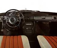 Interiér vznětového modelu 220 D s mechanickou převodovkou a řazením na sloupku volantu. Pedál zcela vlevo aktivoval parkovací brzdu, řidič aretaci uvolnil knoflíkem na palubní desce