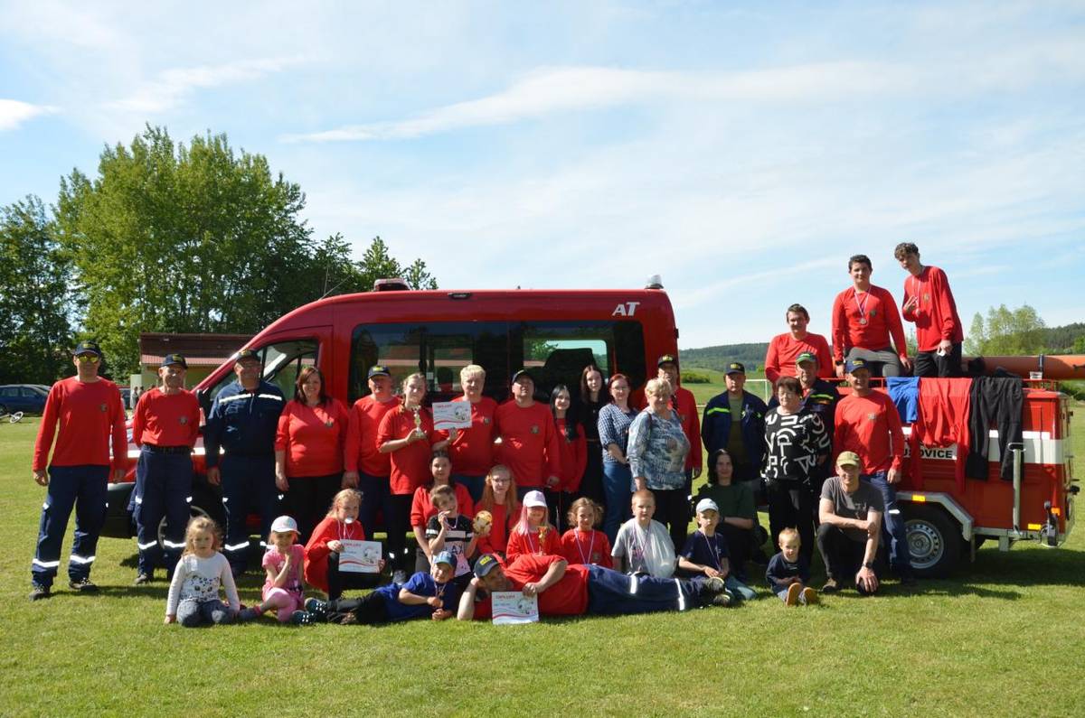 V sobotu 10.5. se konalo základní kolo v PS v Kozárovicích. Na něj jsme vyslali 3 družstva (muži, ženy, děti) a vrátili se s kompletní sadou pohárů. Řada našich členů se pak nechala zvěčnit se svým idolem. Parádní to den!