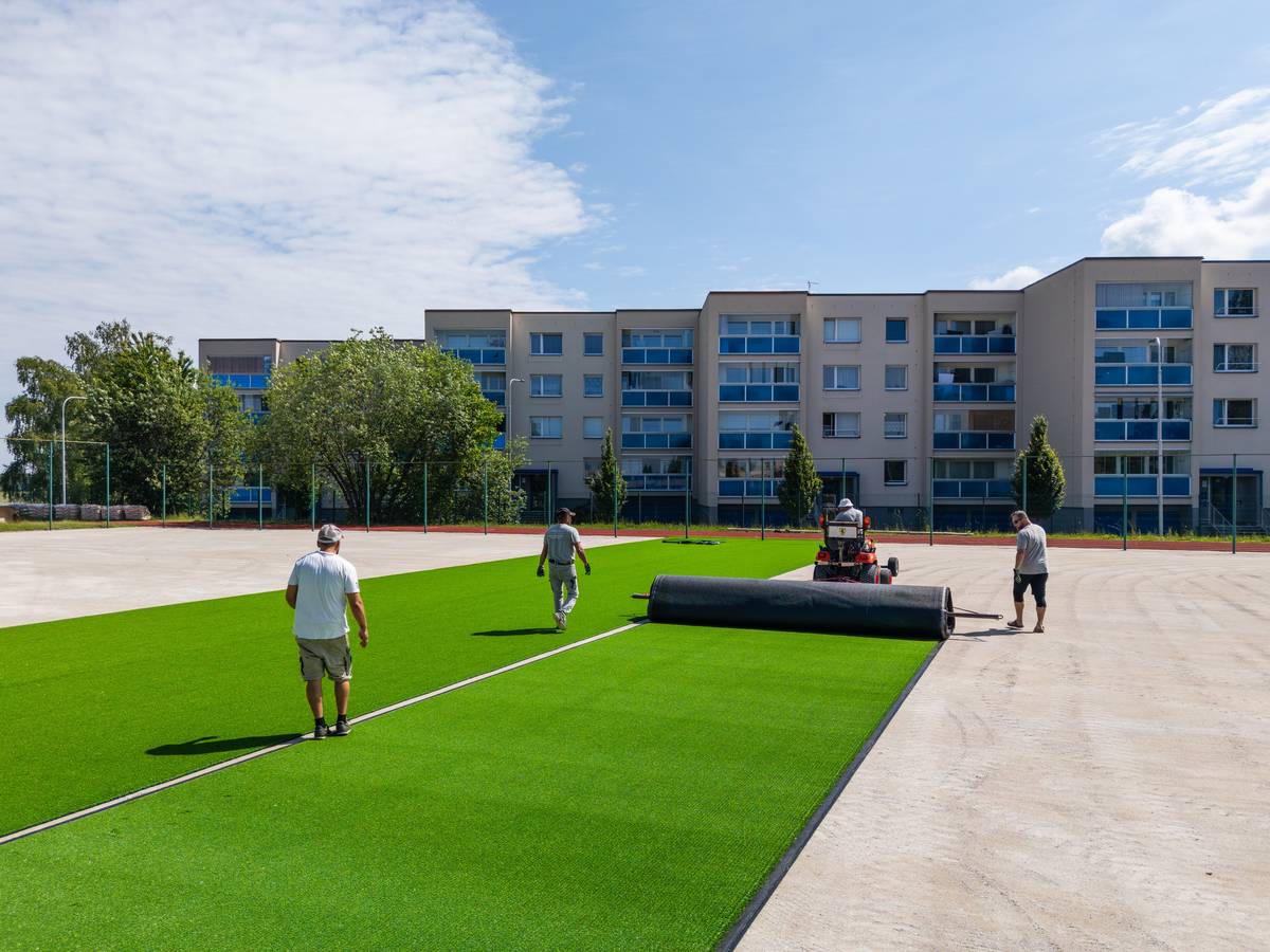 Na školních hřištích se pilně pracuje – děti se mohou těšit na nové, moderní sportovní zázemí! 🙌👧👦 🔧 Práce odstartovaly už loni, ale kvůli zimní pauze se na čas zastavily. S jarem však opět běží naplno. 🚧🌸   ✅ Co vše vzniká nebo se opravuje? ➡️ Nová multifunkční hřiště ➡️ Běžecké dráhy 🏃♂️ ➡️ Sektory pro skok do dálky ➡️ Víceúčelová sportoviště ➡️ Opravy komunikací a oplocení   💬 „Investice do sportovní infrastruktury u škol považujeme za důležitý krok ke zlepšení podmínek pro děti a jejich pohybové aktivity. Chceme, aby každá základní škola měla zázemí odpovídající dnešním nárokům,“ uvedl náměstek primátora Andrzej Bizoń (nestr.za SOCDEM), do jehož gesce oblast školství spadá. 👏 Těšíme se, až si děti nové hřiště užijí – ať už při tělocviku, nebo ve volném čase! 🏅👟