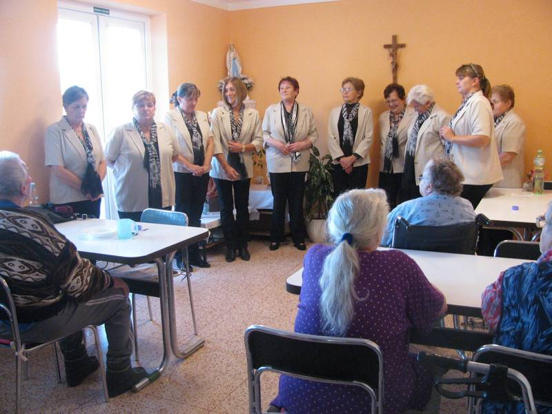 TAK PO ROKU JSME BYLY POTĚŠIT SRDÉČKA A DUŠENKY UŽIVATELŮ CHDPS V ČELOŽNICÍCH U KYJOVA.SNAD SE NÁM PODAŘILO JE ROZEHŘÁT.V DOMOVĚ JE 26 KLIENTŮ A V POSLEDNÍ DOBĚ JE JICH VÍCE LEŽÍCÍCH,ALE NÁM NEVADÍ ZAZPÍVAT I PRO MALÝ POČET ZÚČASTNĚNÝCH.NÁŠ ZPĚV SLYŠELY I UŽIVATELKY LEŽÍCÍ NA POKOJÍCH.