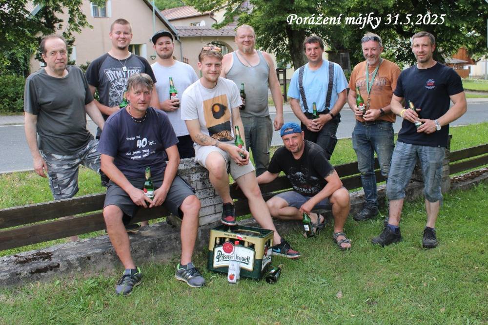 V sobotu 31.5.2025 k večeru parta mládenců ze vsi porazila májku a pak to zapili.