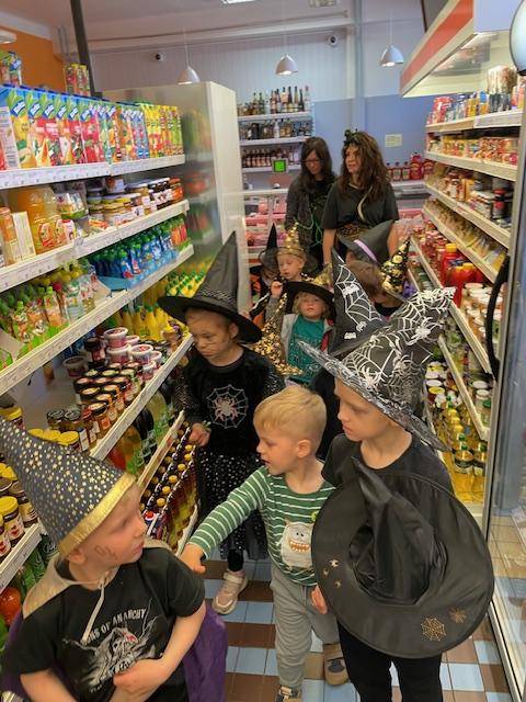 ....slet čarodějnic na školní zahradě