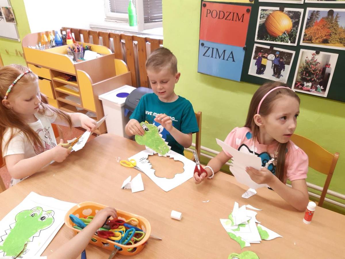V tomto týdnu se děti seznámily se zvířátky žijícími v ZOO. Společně jsme si povídali o tom, proč je nemůžeme mít doma a jak se k nim chováme na výletě. Využili jsme k tomu poutavé obrázky z dětské encyklopedie. Děti si vyrobily krokodýla a papouška, kterými si hezky vyzdobily prostory MŠ.