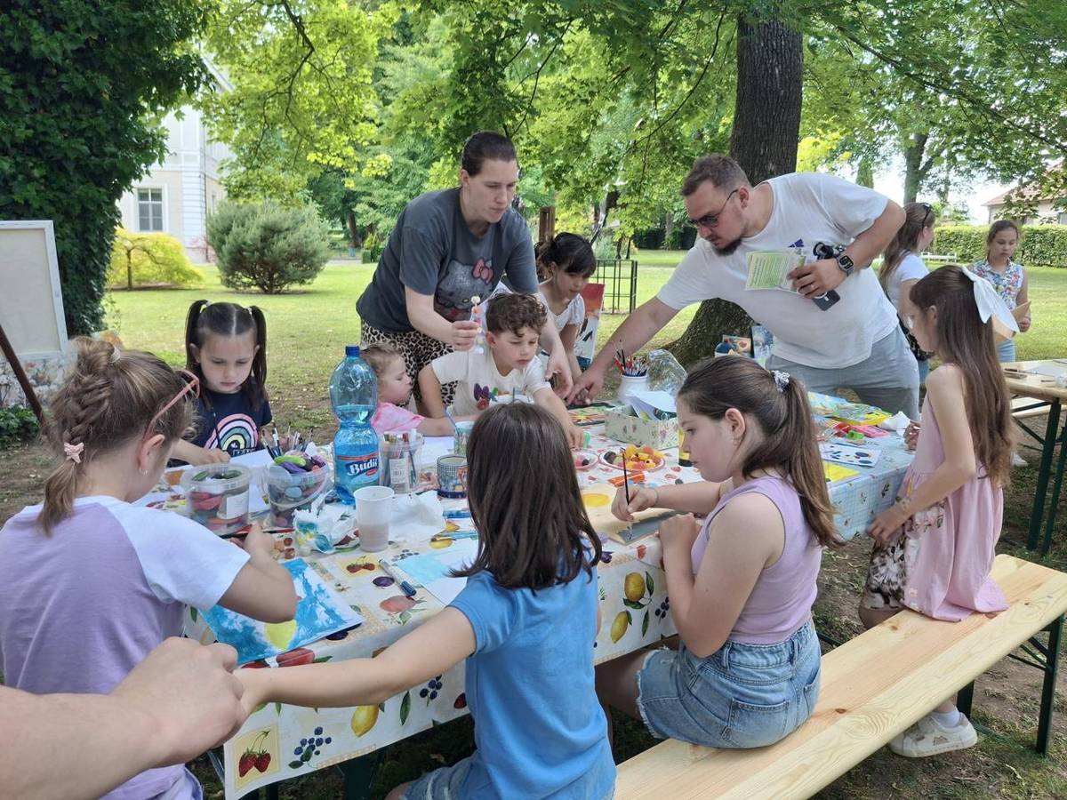 Všetkým prialo počasie. Pod dohľadom slniečka z oblohy sa v krásnom prostredí Barlanghyiho parku zabávali a prítomných bavili naše slniečka - TIE NAŠE DETI! Foto napovie...