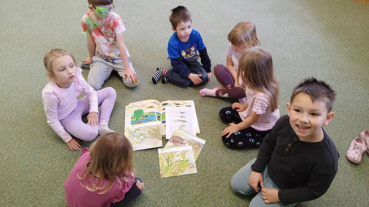 Děti se seznámily s životem u rybníka. Divadelní představení v MŠ.