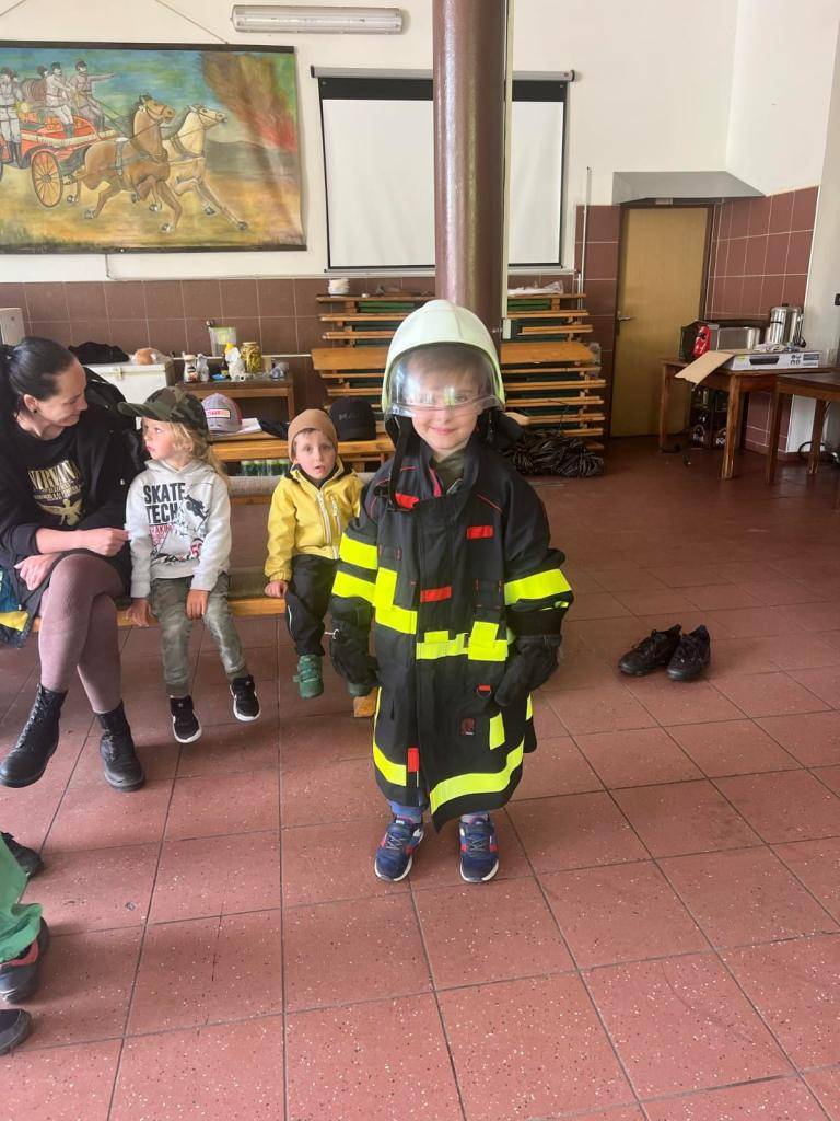 Den s hasiči - oslava MDD, kterou pro nás připravili hasiči z Chudenína. Děkujeme.