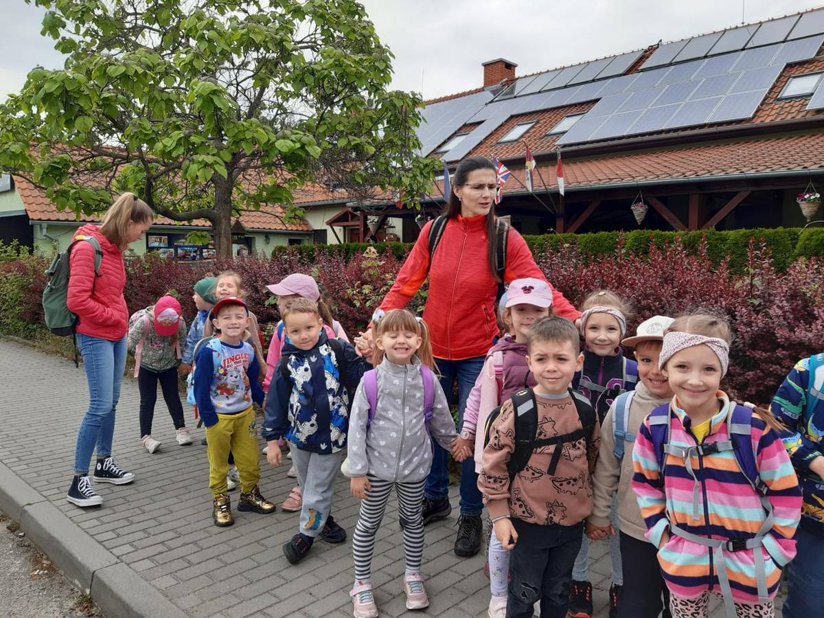 Dne 28.5. 2025 jely všechny děti z MŠ na výlet do Zoo parku Vyškov. Již v autobuse panovala dobrá nálada a po celou dobu výletu nám přálo počasí. Děti měly možnost prohlédnout si zajímavá zvířátka žijící v zoo a dozvěděly se spoustu informací. Na závěr výletu si koupily malý dárek na památku.